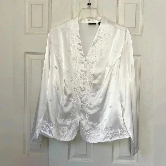 Laura Scott Women's White Button Up Long Sleeve Embroidered Floral Top Size 18W - Picture 1 of 8